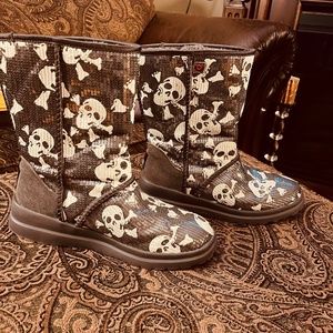 Size 11 never been worn Ugg sequin gray boots